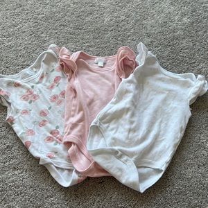 Tres beau et belle onesies- 3-6m